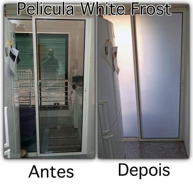Antes e depois da aplicação de película fosca White Frost: à esquerda, porta com vidro transparente; à direita, o mesmo vidro com acabamento fosco.
